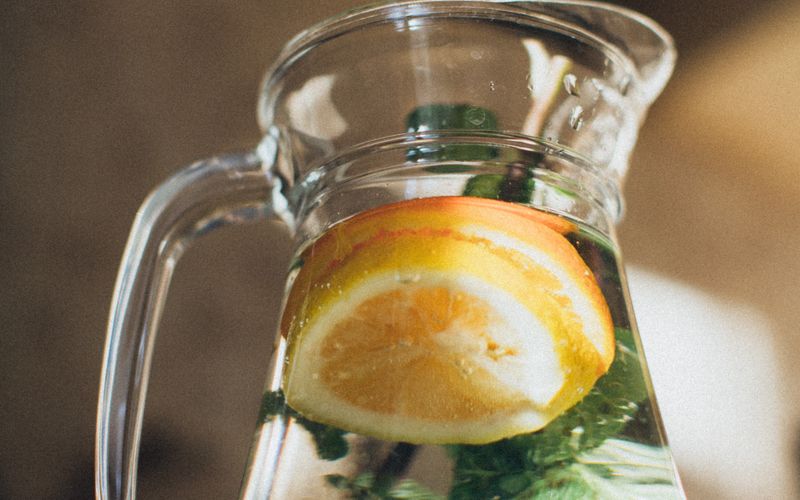 Água Aromatizada com Ervas e Frutas do Jardim