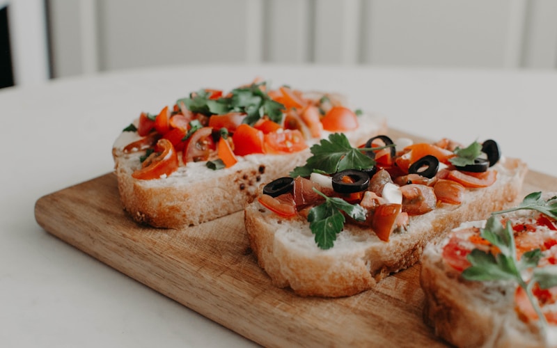Bruschetta de Tomate Cereja com Manjericão da Horta
