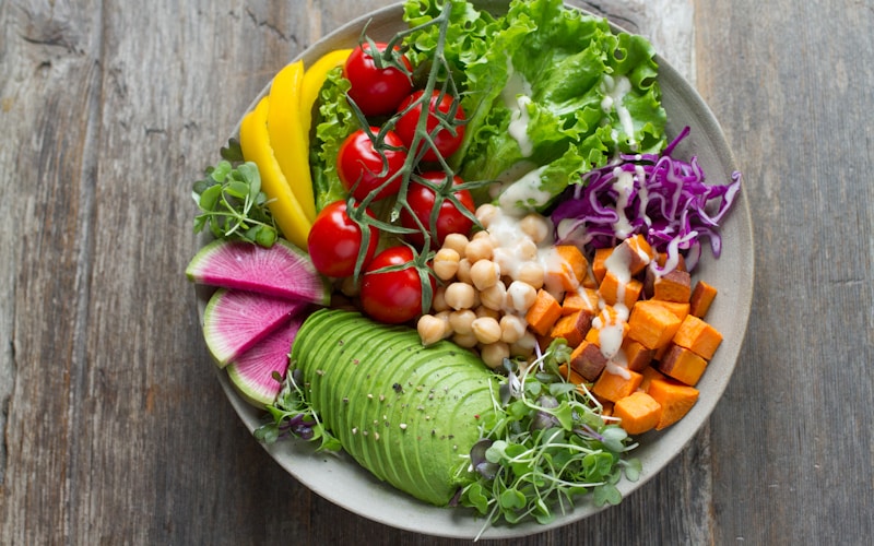 Salada Colorida com Folhas Frescas da Horta