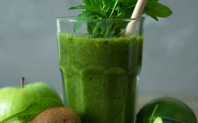 Sucos Verdes Nutritivos com Ingredientes do Quintal