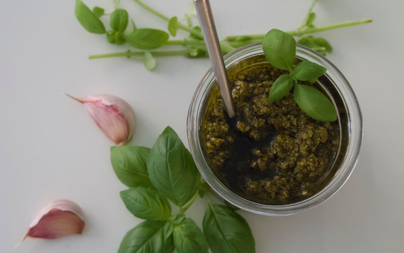 Pesto Caseiro: 8 Receitas com Ervas Frescas da Horta
